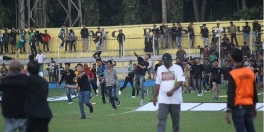 Rusuh di Laga PSMS Vs PSPS - Suporter Turun ke Lapangan dan Lakukan Pengerusakan