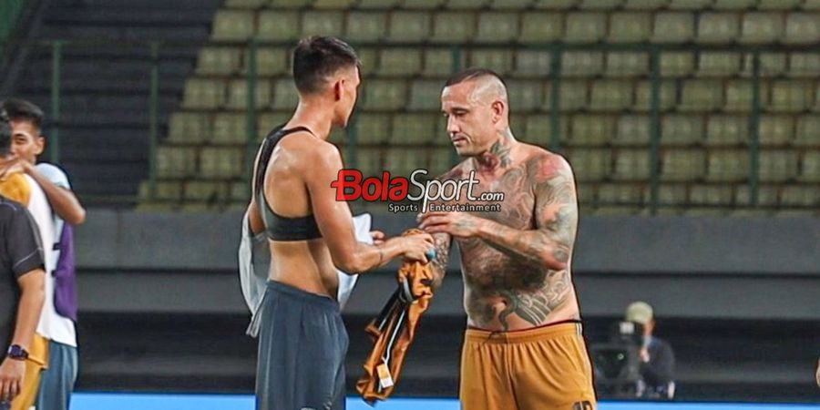 Pakai Bahasa Italia, Bek Timnas Filipina Sukses Tukar Jersey dengan Radja Nainggolan usai Laga Bhayangkara FC Vs Persita