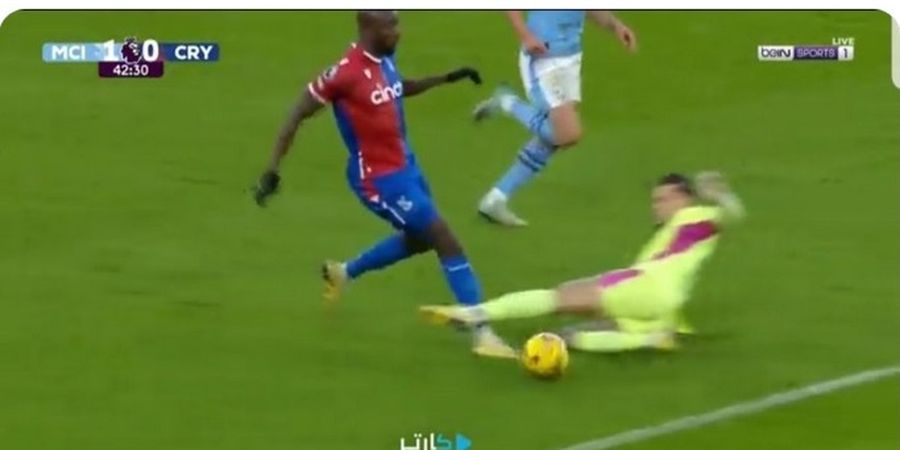 Tebas Kaki Striker Crystal Palace, Kiper Man City Jadi Viral