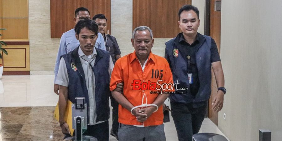 Jalan Terpincang-pincang, Vigit Waluyo Dalang Tersangka Match Fixing Liga 2 2018 Bungkam Saat Digiring Masuk Bui