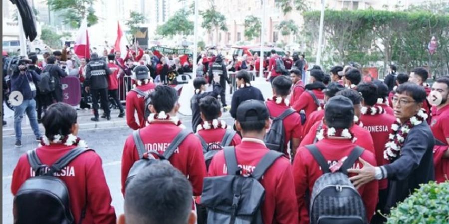 VIDEO - Diiringi Lagu Kebangsaan, Fan Menunggu Sejak Subuh Histeris Sambut Timnas Indonesia di Hotel Qatar