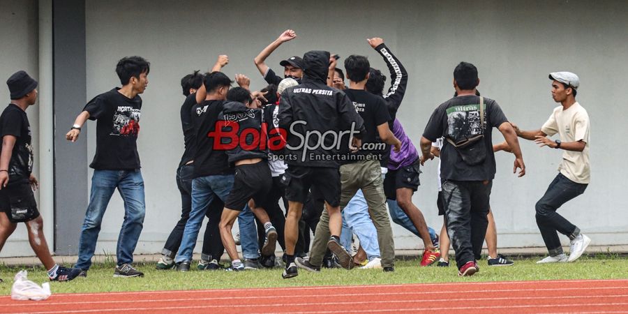 Oknum Suporter Persita Ricuh Saat Laga Lawan Borneo FC, Bermula dari Nyalakan Flare