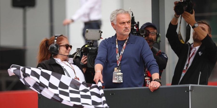 Masih Nganggur Jadi Pelatih, Jose Mourinho Mendadak Cosplay Petugas Pengibar Bendera di MotoGP Portugal 2024