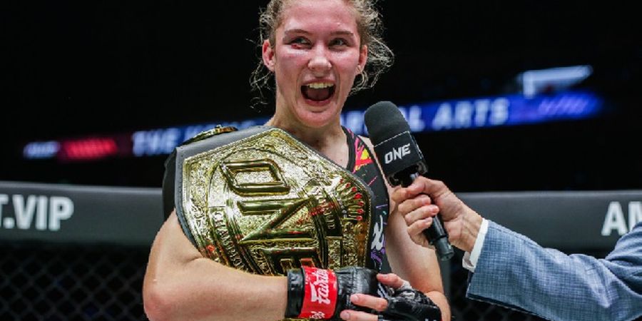 ONE Championship - Smilla Sundell Incar 3 Sabuk Emas seperti Anatoly Malykhin