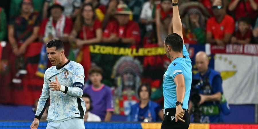 1 Jam yang Kelam buat Ronaldo: Gagal Pecah Telur di Euro 2024, Jersei Ditarik Malah Dapat Kartu, Ngamuk Tendang Botol