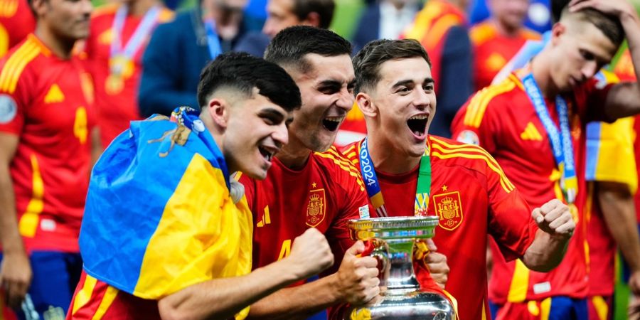 EURO 2024 - Gelandang Mungil Barcelona Ikutan Nimbrung Perayaan Juara Timnas Spanyol