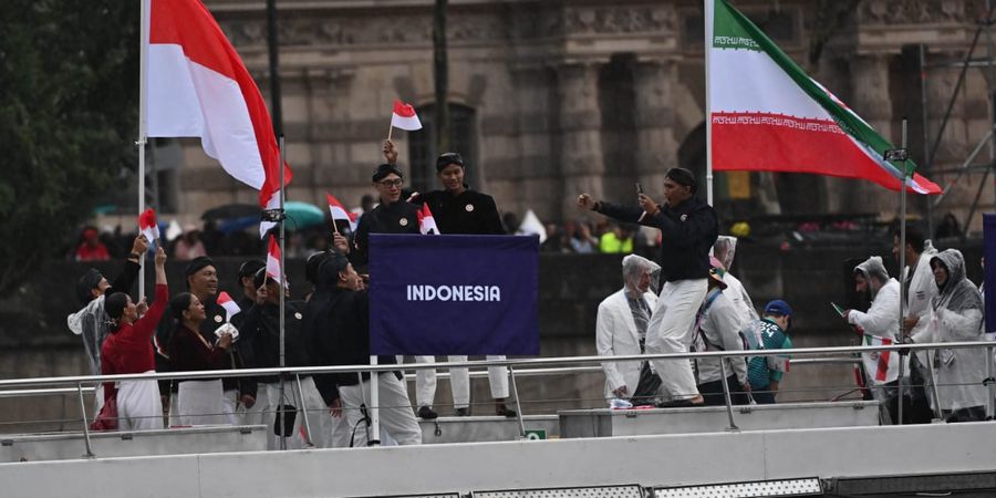 1 Kapal dengan India dan Iran, Ini Tampilan Tim Indonesia pada Defile Pembukaan Olimpiade Paris 2024