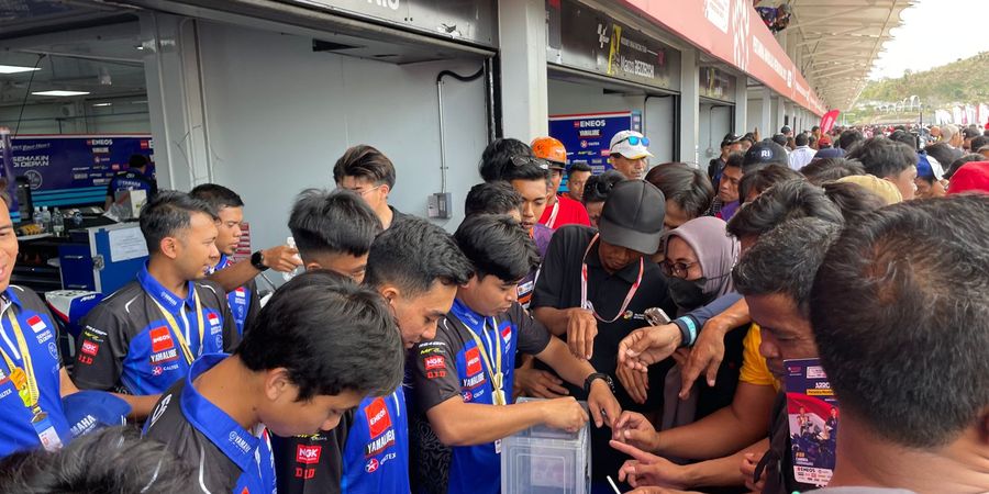 Pit Walk ARRC 2024 Mandalika Berlangsung Seru, Ada Barongsai hingga Penggemar Berburu Buah Tangan