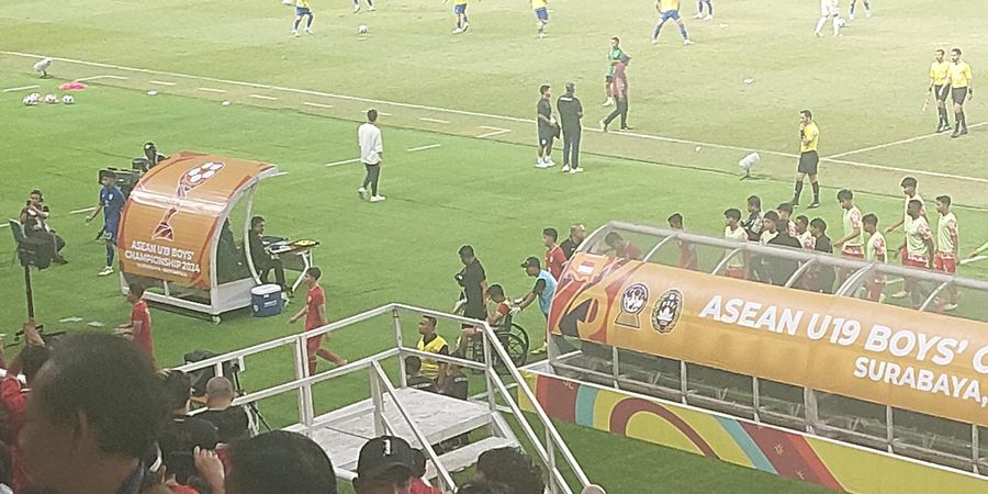 Keluar Lapangan Pakai Kursi Roda, Kafiatur Rizky Tertunduk Lesu Saat Timnas U-19 Indonesia Masih Berjuang Kalahkan Thailand