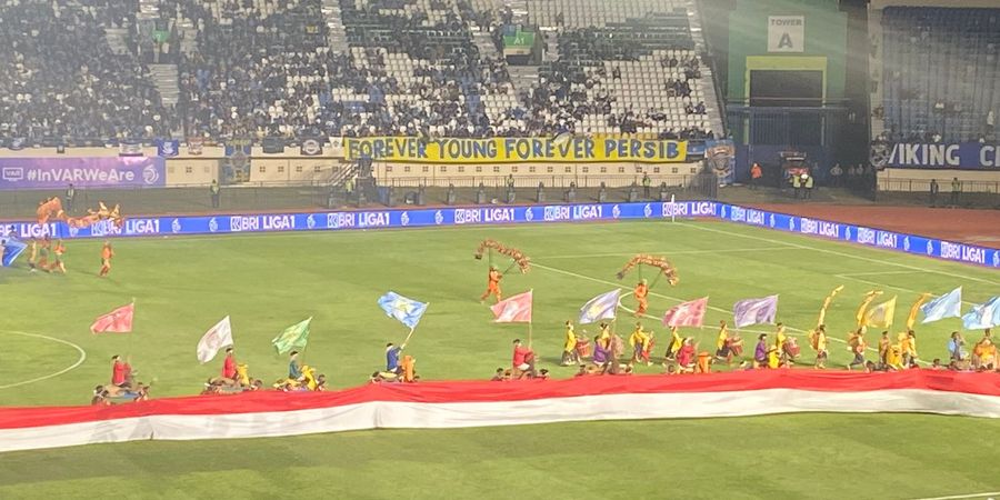 Opening Liga 1 2024/2025 Berlangsung Meriah, Bendera Persib dan Persija Berdampingan