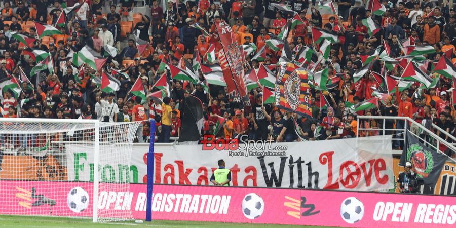 The Jakmania Kibarkan Ratusan Bendera Palestina di Laga Persija Vs Persis