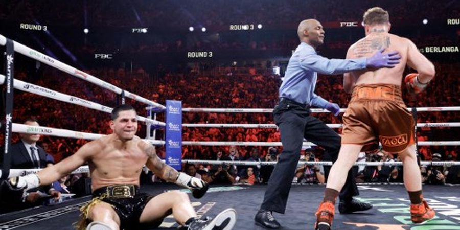 Hasil Tinju Dunia - Robohkan Lawan di Ronde 3, Canelo Alvarez Makan Korban Petinju Tak Terkalahkan Lagi