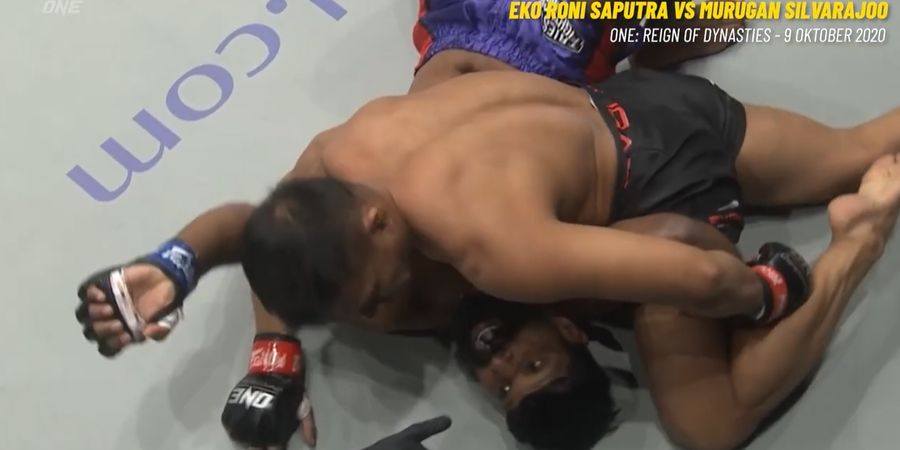 SEJARAH HARI INI - Kuncian Aneh Eko Roni Saputra Habisi Lawan dalam Setengah Ronde di ONE Championship
