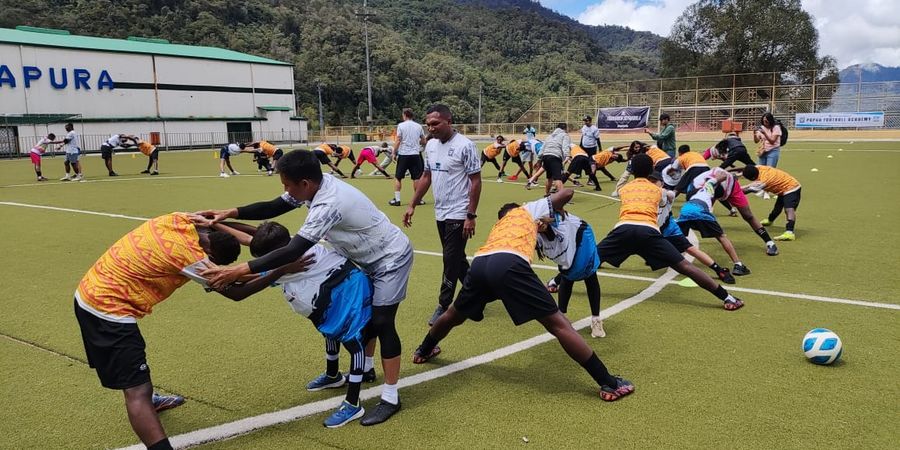 Sampai Protes Cuma Siswa Laki-laki yang Ikut, Pelajar Tembagapura Antusias Ikuti Latihan Bersama Papua Football Academy