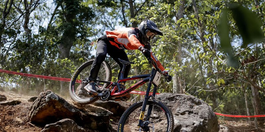 Perebutan Juara Umum 76 Indonesian Downhill 2024 Memuncak di Klemuk Bike Park