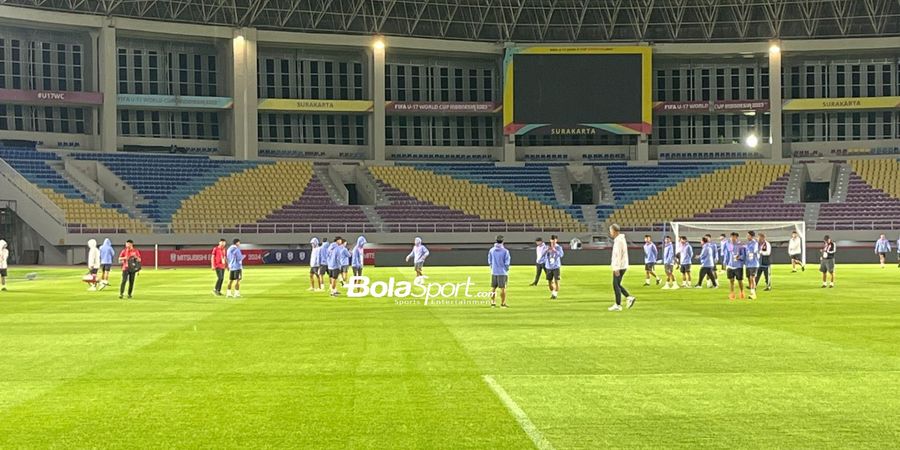 ASEAN Cup 2024 - Laos Putuskan Tak Berlatih, Pemain Sibuk Foto-foto Kemegahan Stadion Manahan Sebelum Lawan Timnas Indonesia