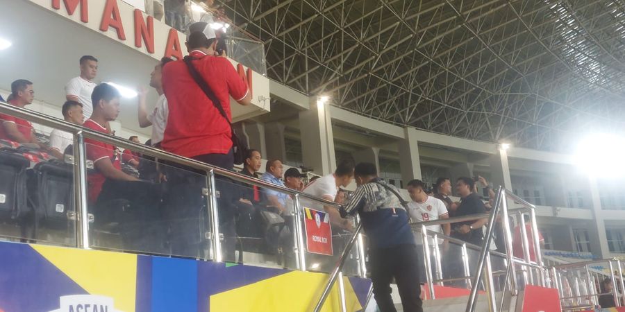 Duduk Satu Tribun, Jokowi dan Bung Towel Saksikan Langsung Laga Timnas Indonesia Vs Laos
