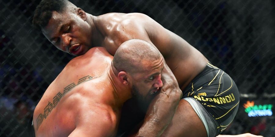 SEJARAH HARI INI - Mendadak Pegulat, Francis Ngannou Pertahankan Sabuk Juara Kelas Berat UFC dengan Cara Tidak Normal dan Kaki Rusak