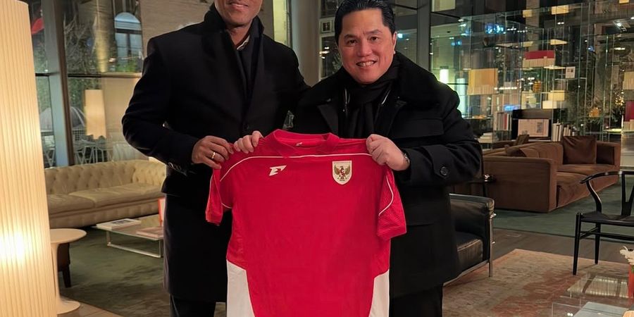 Erick Thohir Serahkan Jersey Anyar Timnas Indonesia ke Patrick Kluivert, Ungkap Harapan Besar