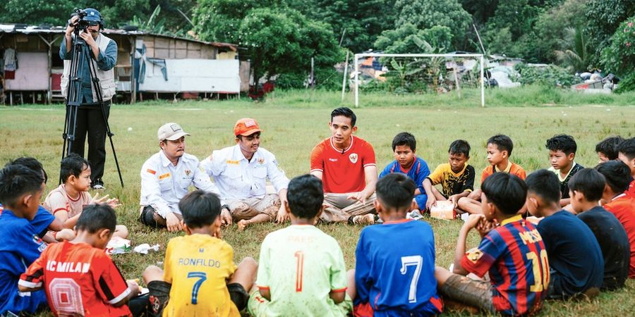 Aksi Sosial Bek Timnas Indonesia dan Kapten Persija, Bagi-bagi Paket Makanan ke Keluarga Tidak Mampu