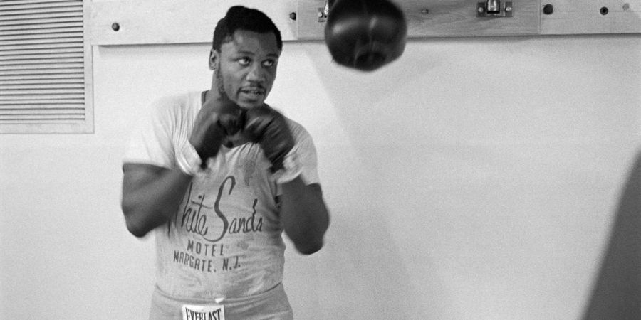 SEJARAH HARI INI - Dicopot Paksa dari Muhammad Ali, Gelar Juara Dunia Tinju Kelas Berat Diambil Joe Frazier
