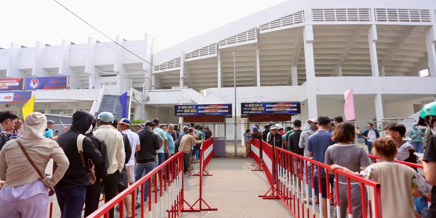 Di Bawah Cuaca Panas 40 Derajat, Ribuan Fans Antre Beli Tiket Dua Pertandingan Timnas Vietnam 