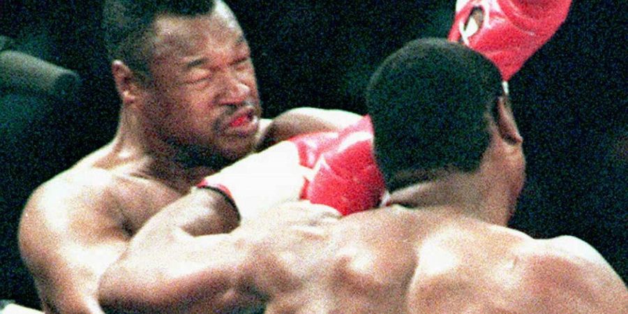 SEJARAH HARI INI - Cuma Mike Tyson yang Sanggup, Larry Holmes Masih Tidak Bisa Di-KO dalam Usia 45 Tahun