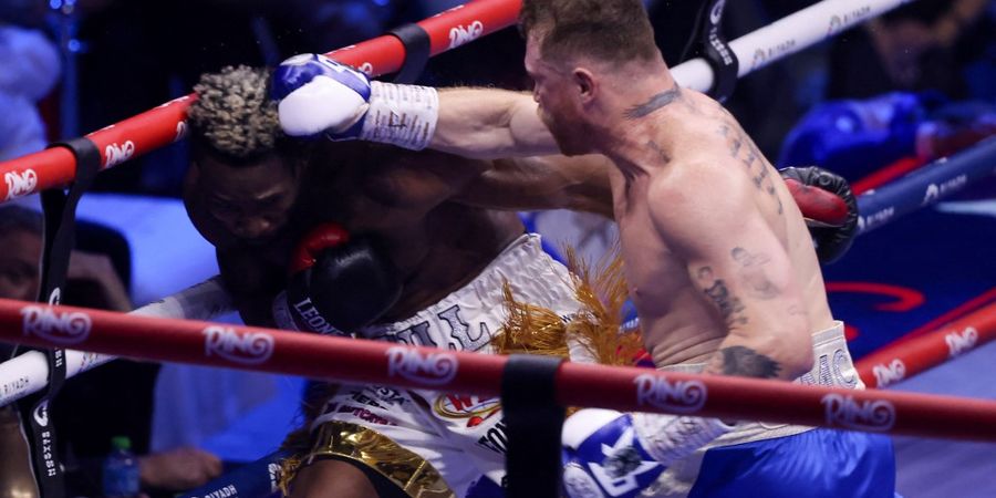 Hasil Tinju Dunia - Kembali Makan Korban Lawan Tak Terkalahkan, Canelo Alvarez Jadi Juara Dunia Sejati Lagi 