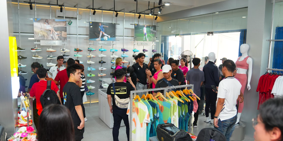 Kiper Timnas Indonesia Meriahkan Store Baru Mills di Tangerang