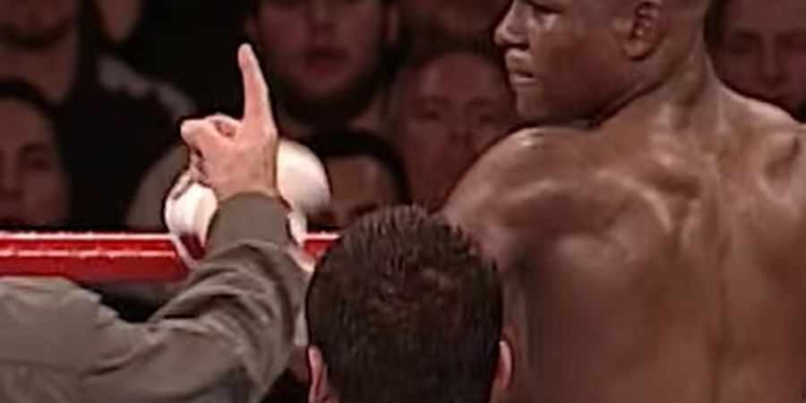 SEJARAH HARI INI - Gara-gara Pukulan Sendiri, Floyd Mayweather Jr Alami Satu-satunya Knockdown Sepanjang Karier