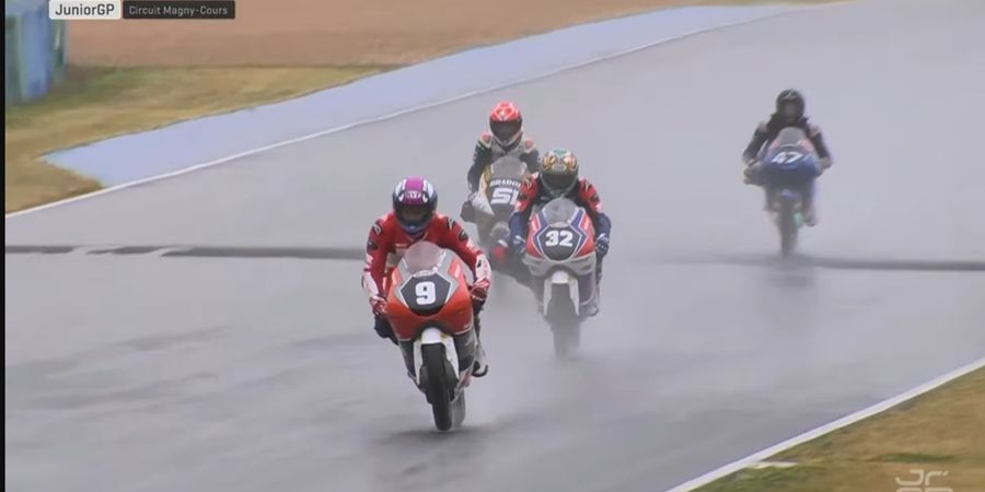 Hasil JuniorGP Magny-Cours 2025 - Veda Selesaikan Balapan Dramatis yang Diakhiri Kibaran Bendera Merah