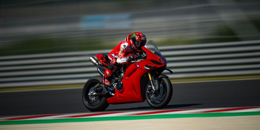 Motornya Bukan yang di MotoGP, Bagnaia Ungguli Marquez di Sirkuit Kesukaan Alien