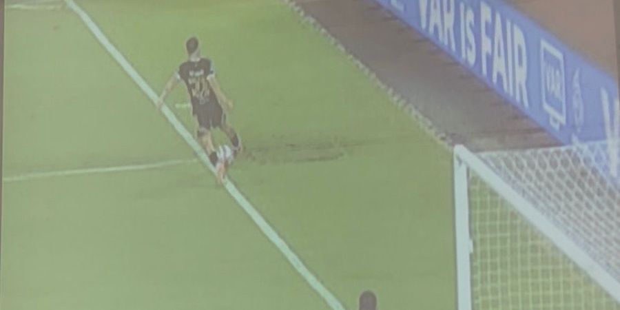 Komite Wasit PSSI Pastikan Bola Dewa United Belum Keluar Lapangan Saat Lawan Persib