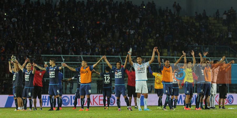 Cerita Seru Aremania Seberangi Selat Bali 