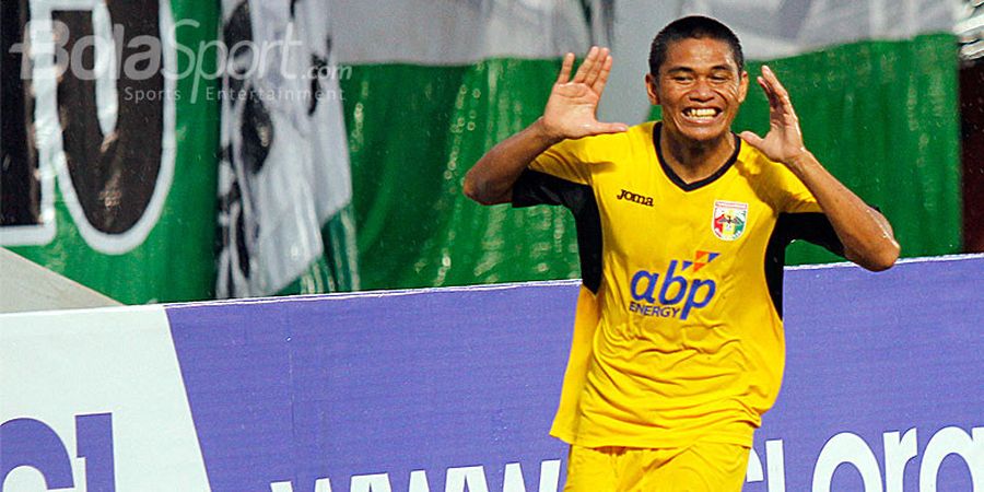 Peduli Sesama, Striker Badak Lampung Berbagi Sembako pada Janda