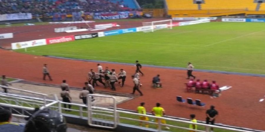 Laga Sriwijaya FC Vs Arema FC Rusuh, Penonton Sampai Lempar Kursi Tribune