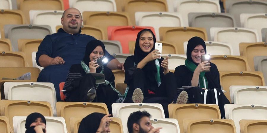 Momen Bersejarah! Kaum Wanita Pertama Kalinya Diperbolehkan Menonton Sepak Bola di Arab Saudi