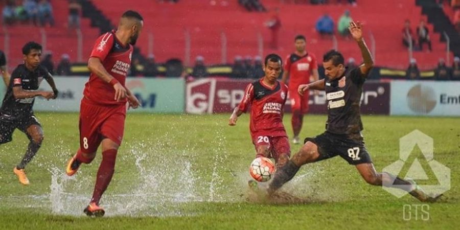 Video: Lapangan Becek Bukan Jadi Masalah, Tim Ini Tetap Semangat Cetak Gol