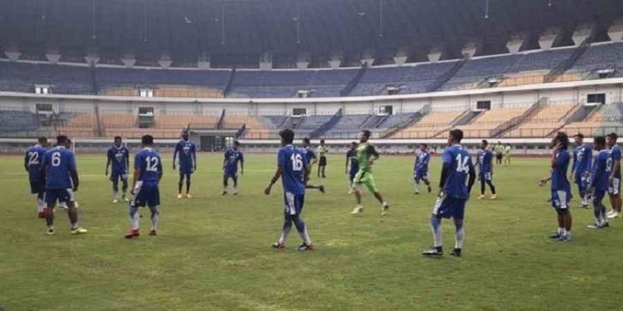 Persib Kembali Latihan Sore, Bobotoh Tidak Diizinkan Masuk Stadion 