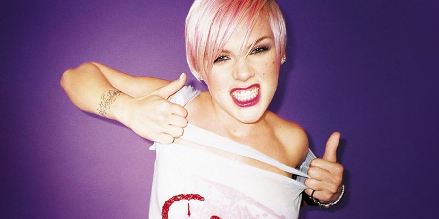 Terserang Flu, P!nk Justru Tampil Memukau di Super Bowl