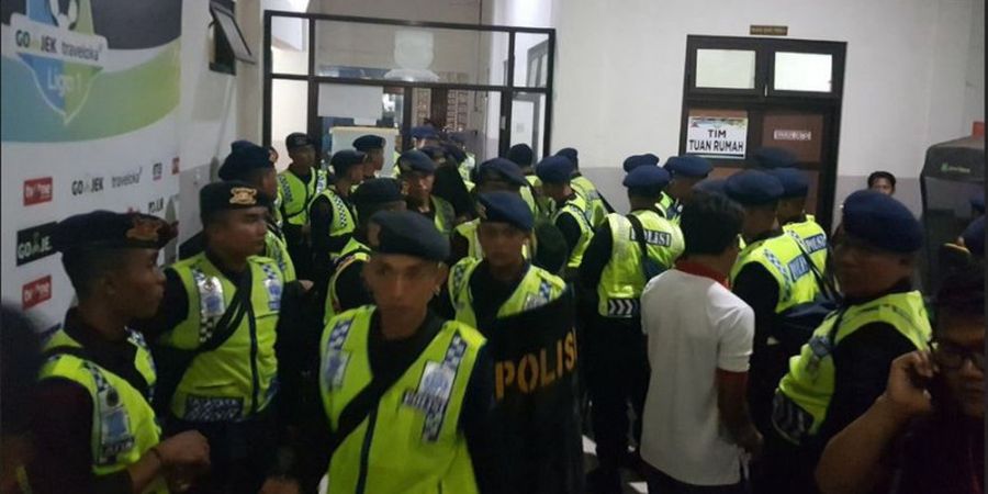 Ruang Ganti Pemain Madura United Dipenuhi Aparat Kepolisian, Ada Apa?