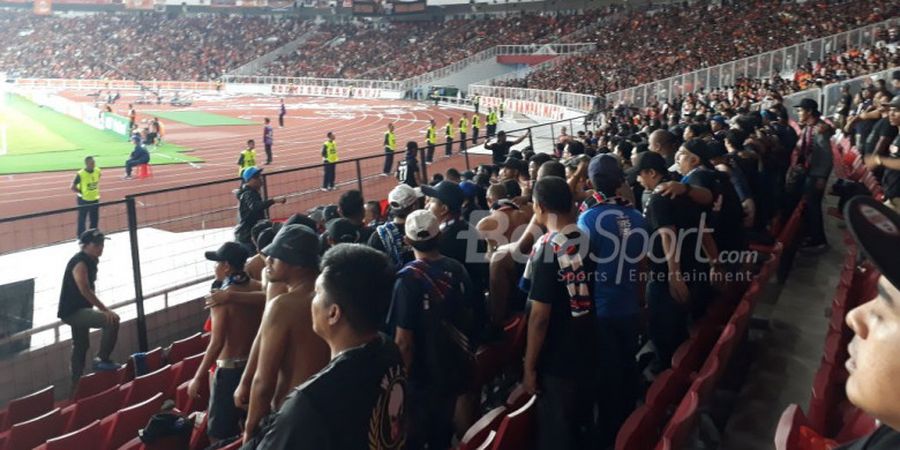 Berdiri di Kursi SUGBK, Suporter JDT Kena Tegur