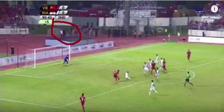 Indonesia Vs Vietnam - Kocak! Pria yang Diduga Polisi Malaysia Ini Tampak Meluapkan Emosinya