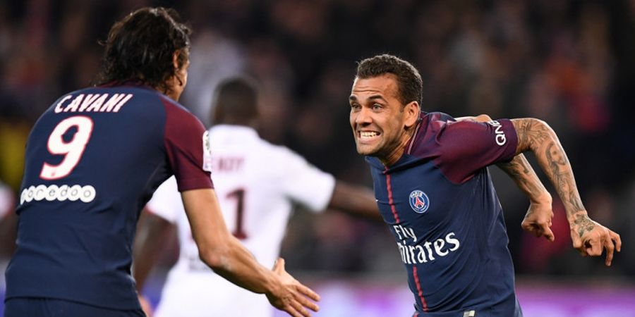 Jangan Coba di Rumah! Pose Tak Wajar Dani Alves Ini Dijamin Bikin Encok Kumat 