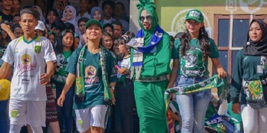 SMK di Surabaya Ini Gelar Fashion Show Spesial Dirgahayu Republik Indonesia dengan Tema Persebaya 