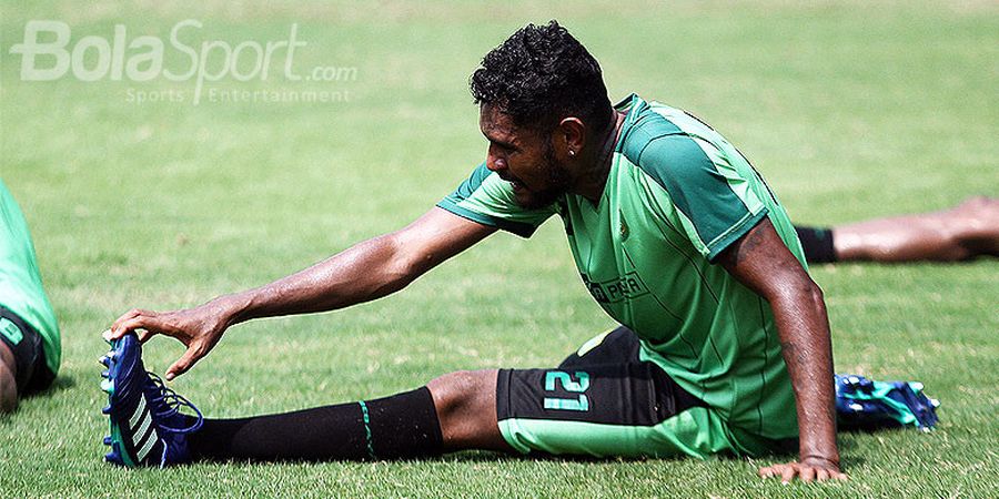 Sembuh dari Cedera, Fandry Imbiri Kembali Berlatih Bersama Persebaya