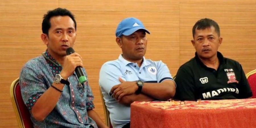 Jakmania Dijamu di Tribune Selatan Stadion Wijaya Kusuma