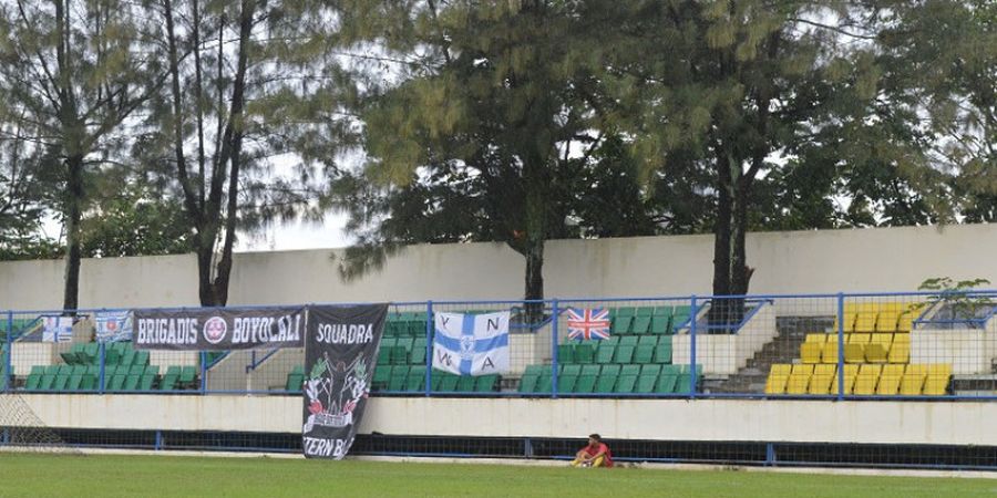 Spanduk Tanpa Suporter Terpasang di Salah Satu Sudut Stadion Citarum Semarang