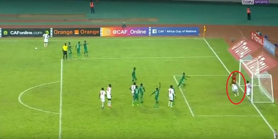 Viral! Pemain Ini Ketahuan Melemparkan Benda Berwarna Hitam Ke Gawang Lawan di Final Piala Afrika U-20, Jimat?