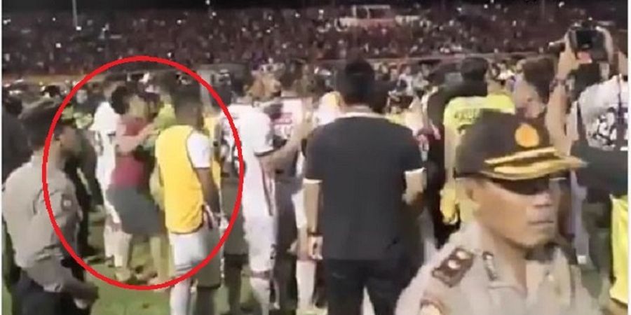 VIDEO - Ngeri! Insiden Pemukulan Asisten Pelatih PSM Makassar Terhadap Gelandang Bali United